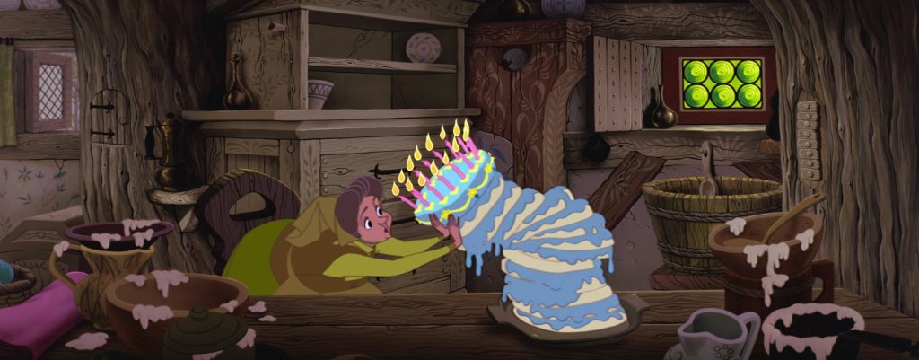 Fauna prova a cucinare una torta per il compleanno di Aurora.