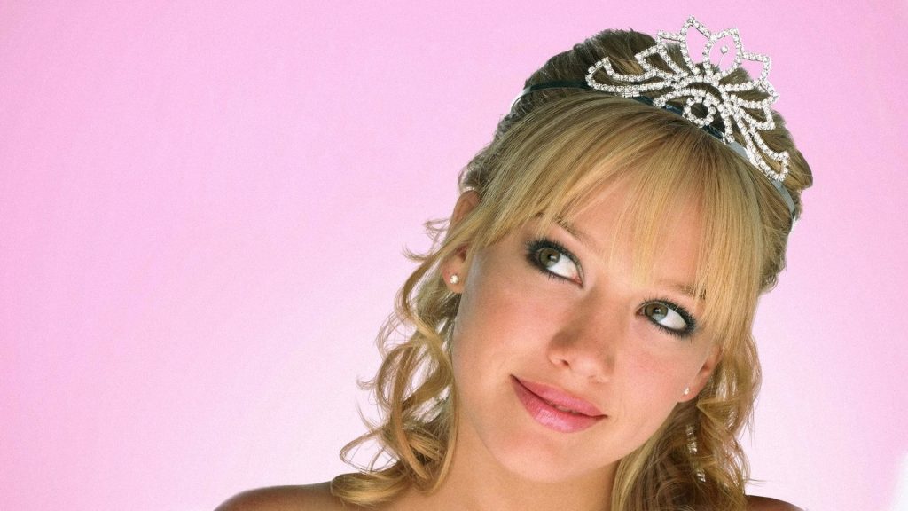 Hilary Duff indossa la tiara in un'immagine promozionale di "A Cinderella Story" (2004)